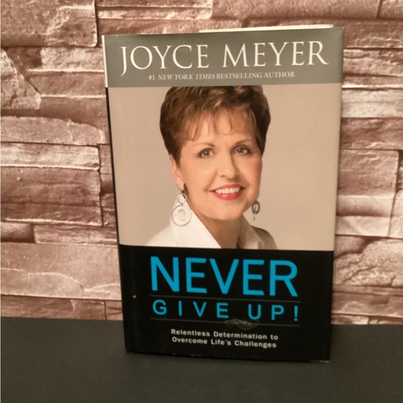 Joyce Meyer 'Never Give Up!' Book - Picture 1 of 1